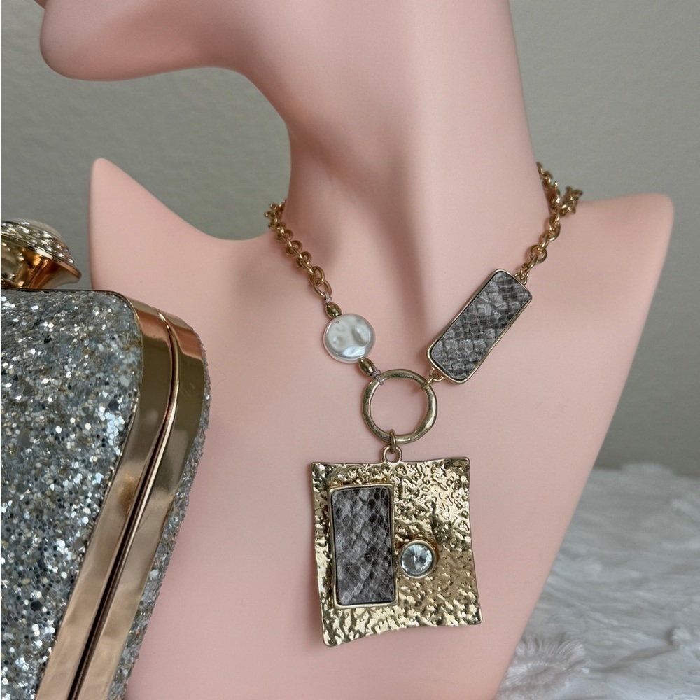 ⚜️❤️🔥 Elegant Gold Necklace With Accents - Picture 7 of 10